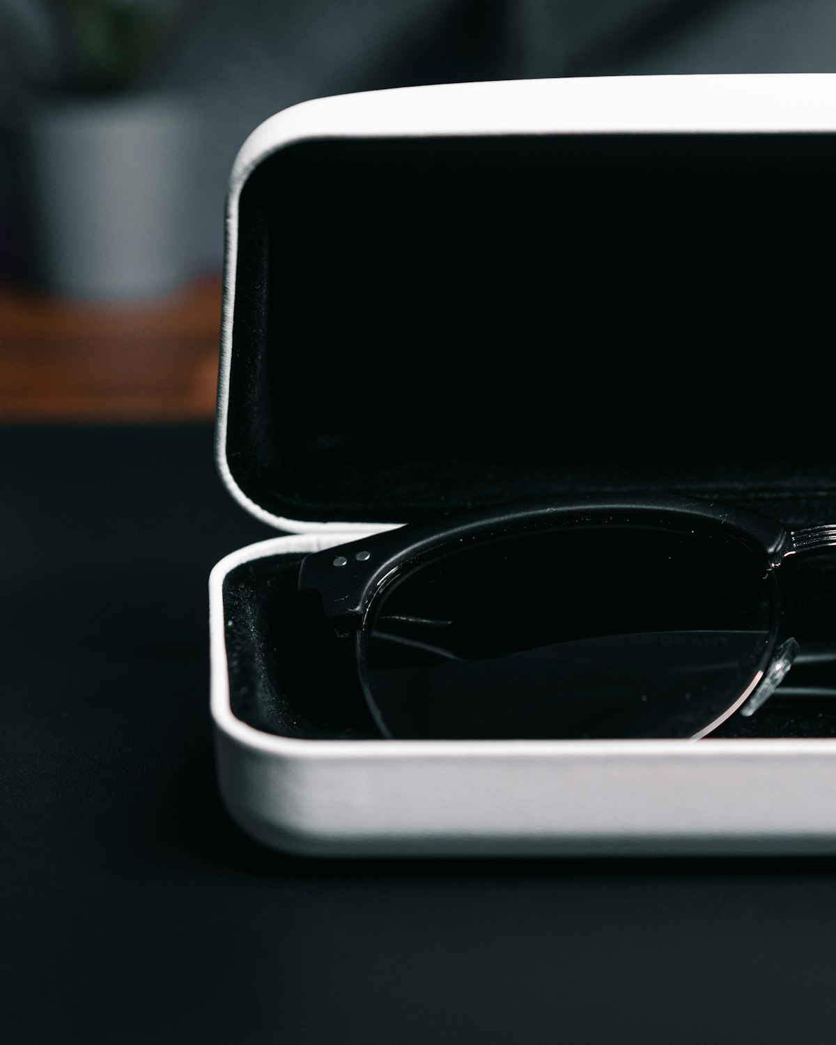 Clamshell Glasses Case